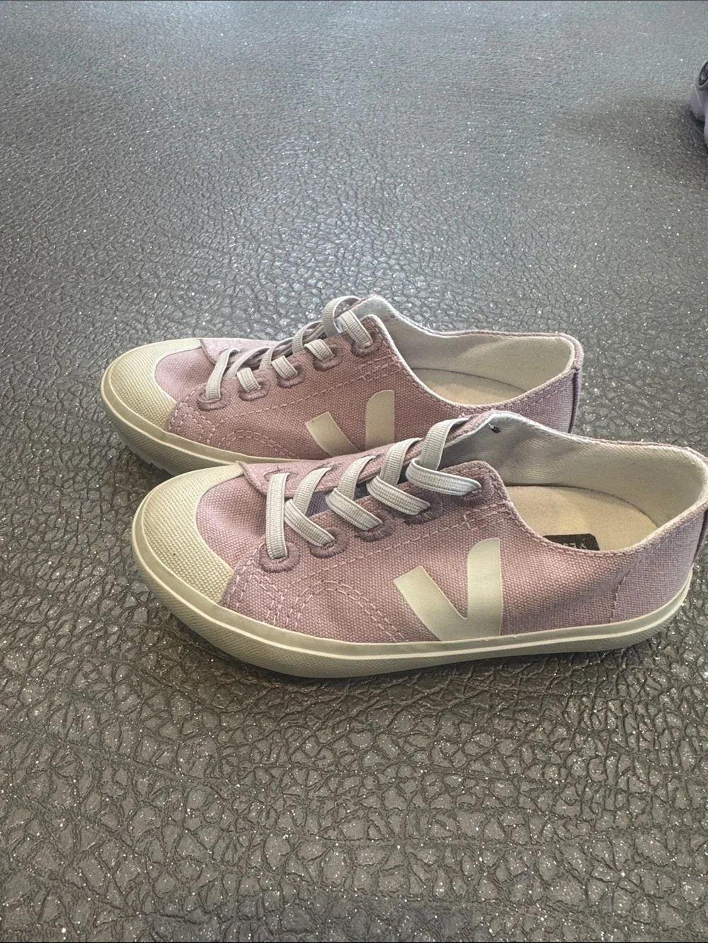 NWOT veja sneakers sz 1